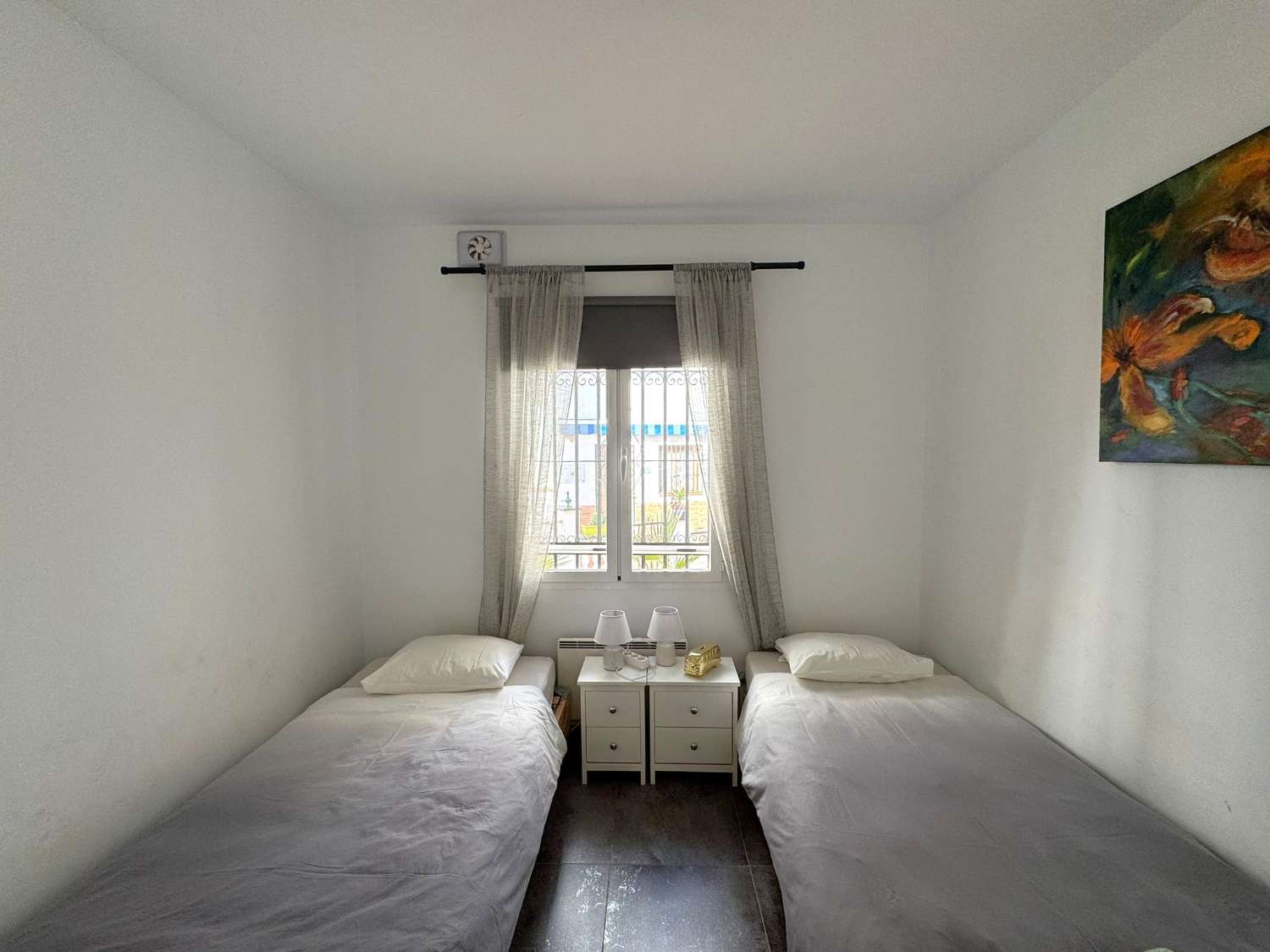 BUENA OPORTUNIDAD. Casa moderna de 2 dormitorios + un apartamento independiente de un dormitorio con piscina comunitaria y jardines en Punta Lara en Nerja