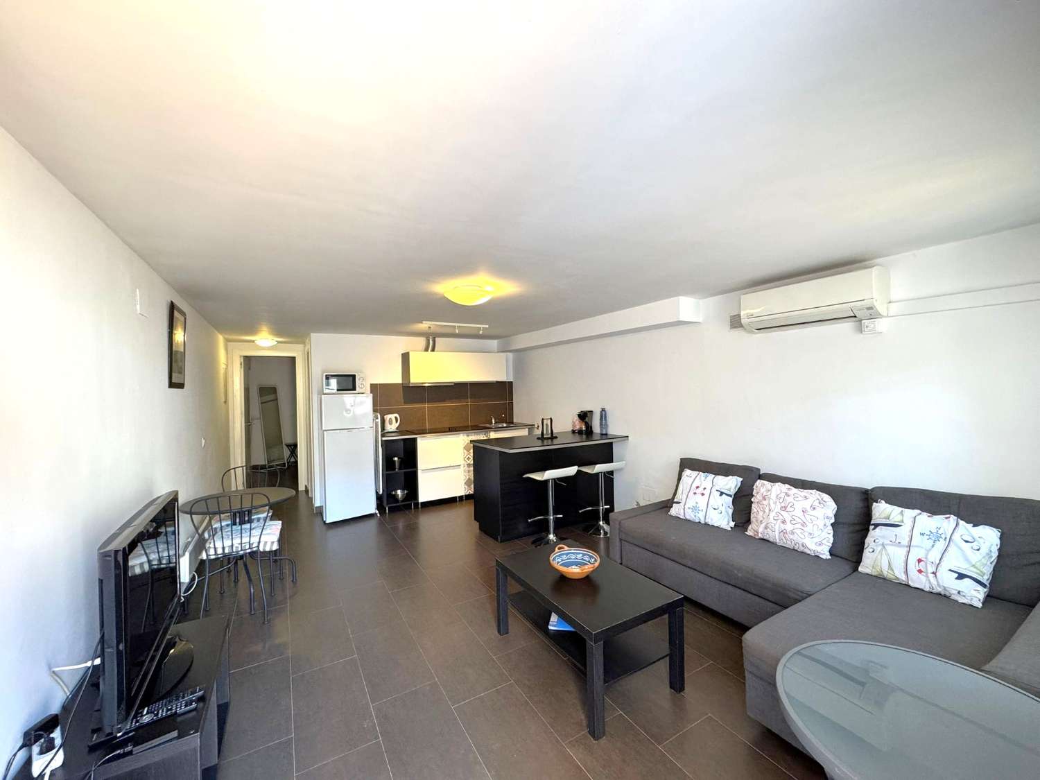 BUENA OPORTUNIDAD. Casa moderna de 2 dormitorios + un apartamento independiente de un dormitorio con piscina comunitaria y jardines en Punta Lara en Nerja