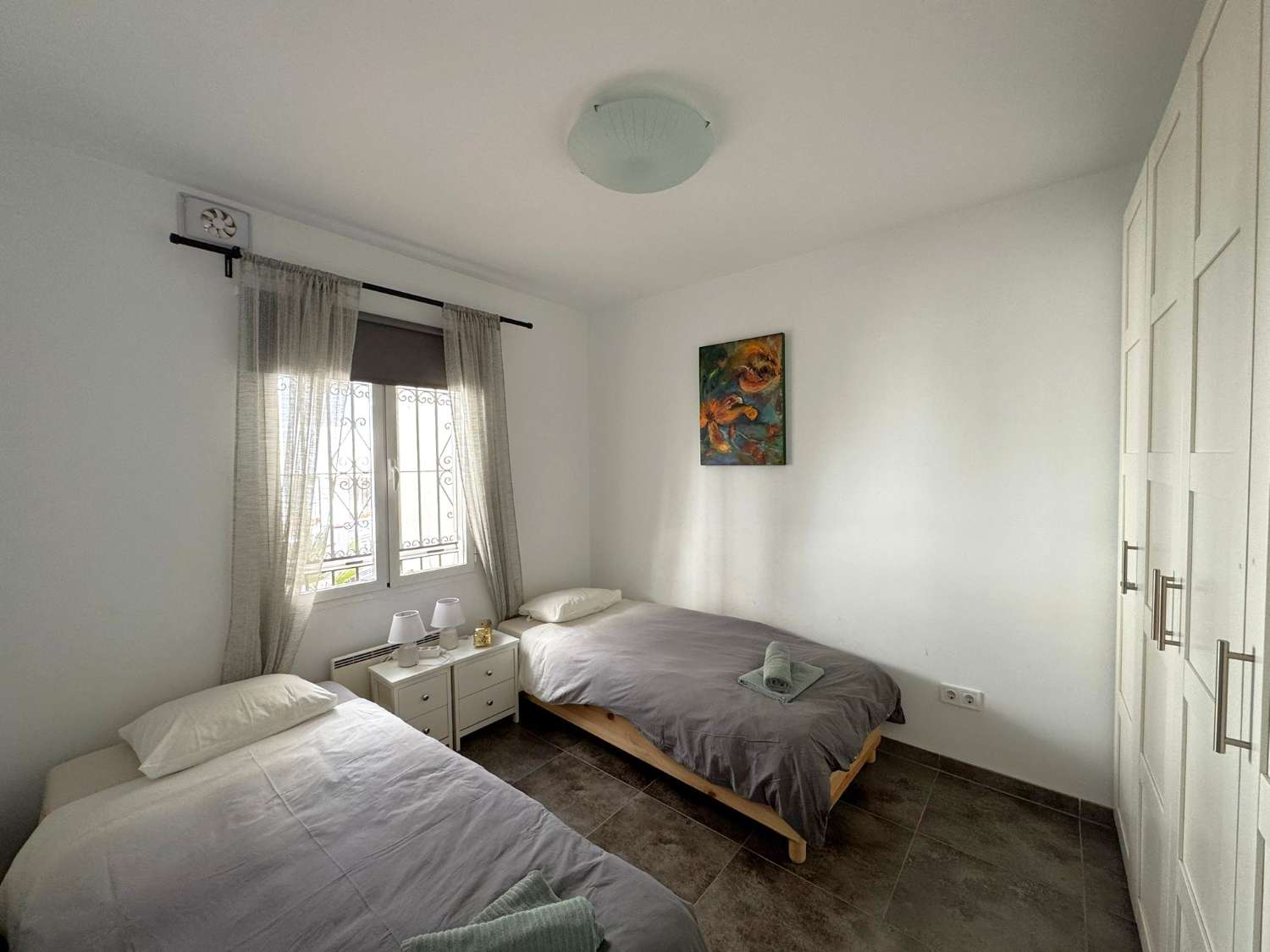 BUENA OPORTUNIDAD. Casa moderna de 2 dormitorios + un apartamento independiente de un dormitorio con piscina comunitaria y jardines en Punta Lara en Nerja