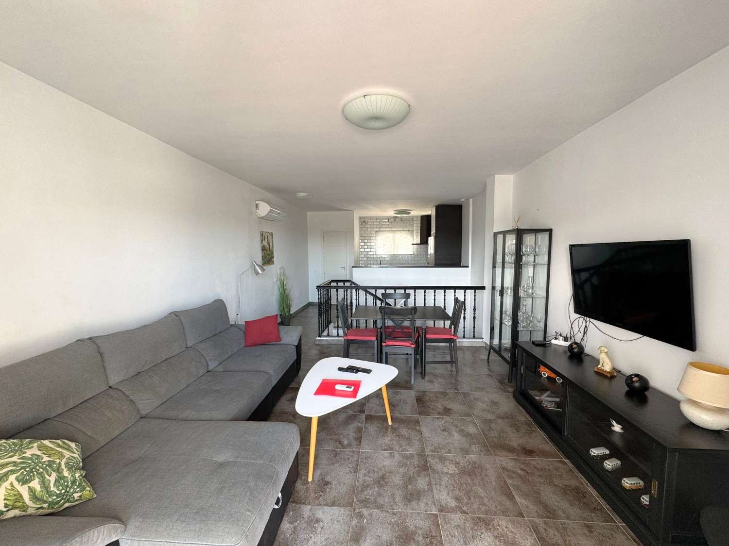 BUENA OPORTUNIDAD. Casa moderna de 2 dormitorios + un apartamento independiente de un dormitorio con piscina comunitaria y jardines en Punta Lara en Nerja