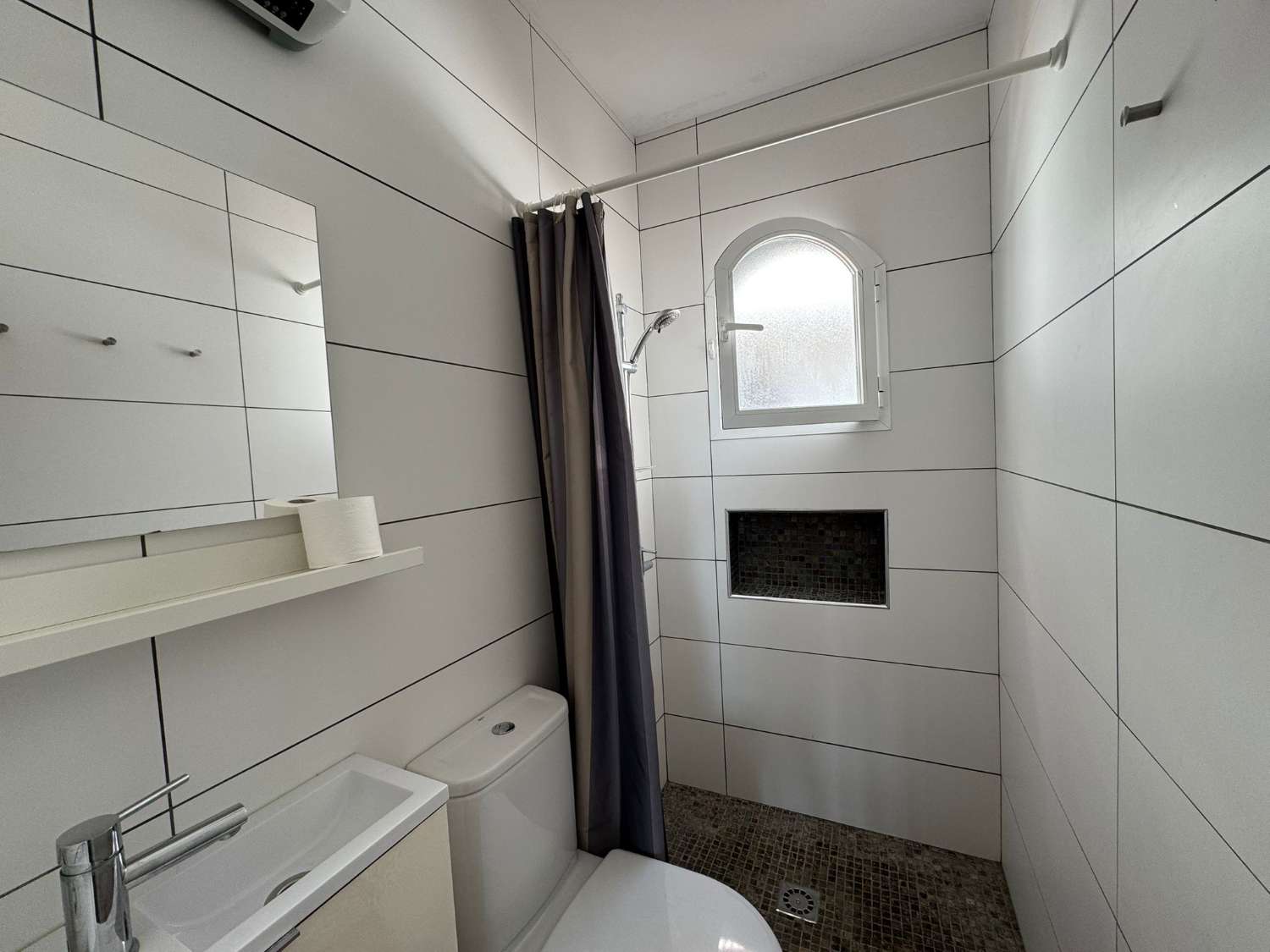 Mooi townhouse dat bestaat uit een hoofdwoning en een separaat appartement gelegen in de populaire wijk Punta Lara in Nerja.