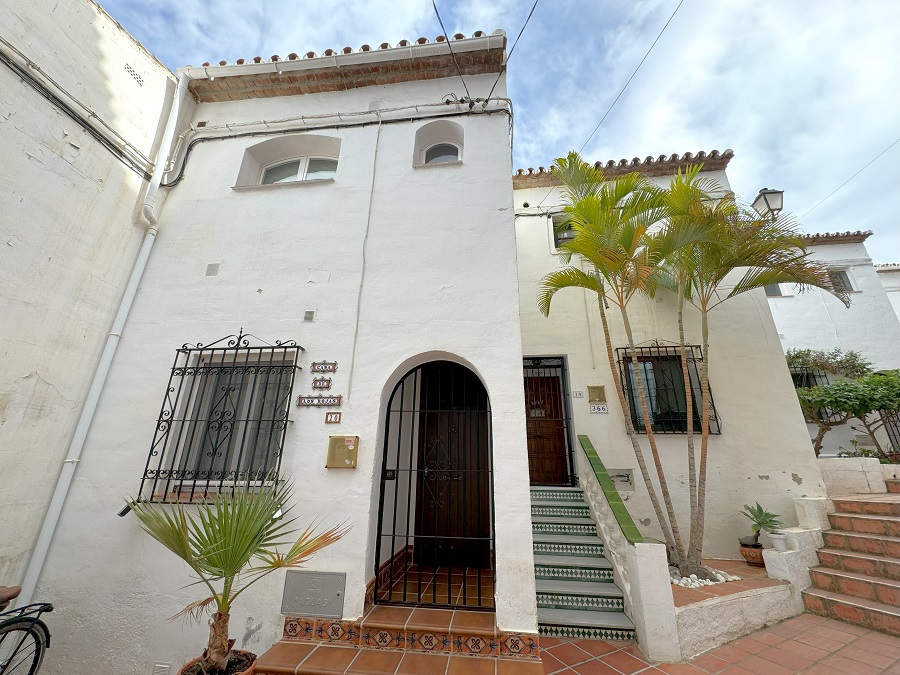 Mooi townhouse dat bestaat uit een hoofdwoning en een separaat appartement gelegen in de populaire wijk Punta Lara in Nerja.