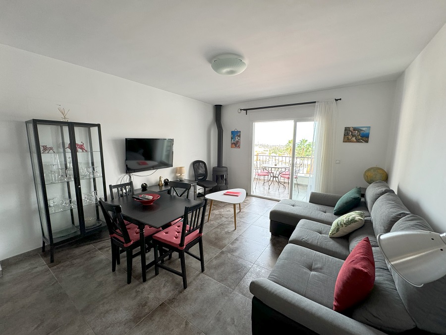 Mooi townhouse dat bestaat uit een hoofdwoning en een separaat appartement gelegen in de populaire wijk Punta Lara in Nerja.