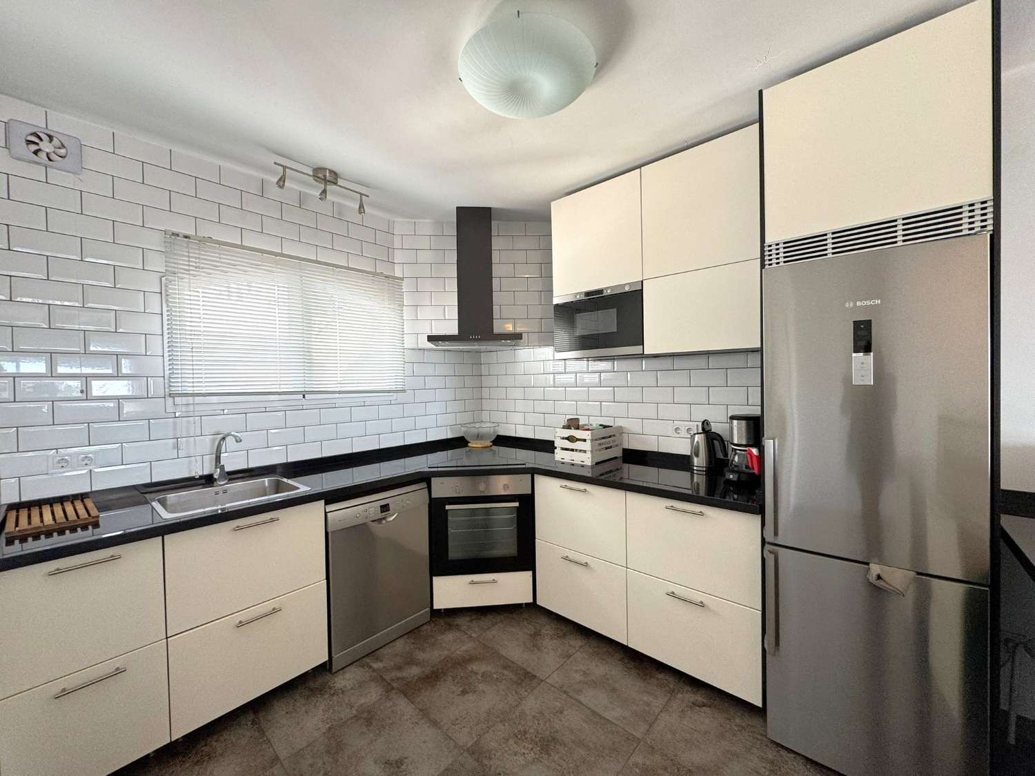 BUENA OPORTUNIDAD. Casa moderna de 2 dormitorios + un apartamento independiente de un dormitorio con piscina comunitaria y jardines en Punta Lara en Nerja