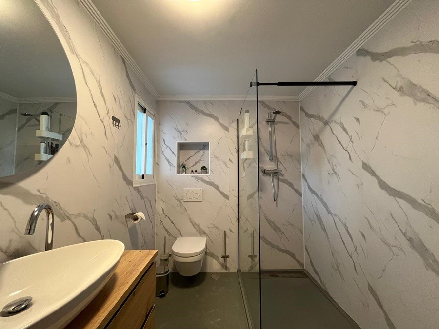 TWEE APPARTEMENTEN, mogelijkheid om er in één te wonen en de ander te verhuren.