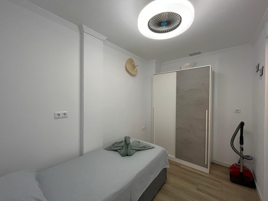 TWEE APPARTEMENTEN, mogelijkheid om er in één te wonen en de ander te verhuren.