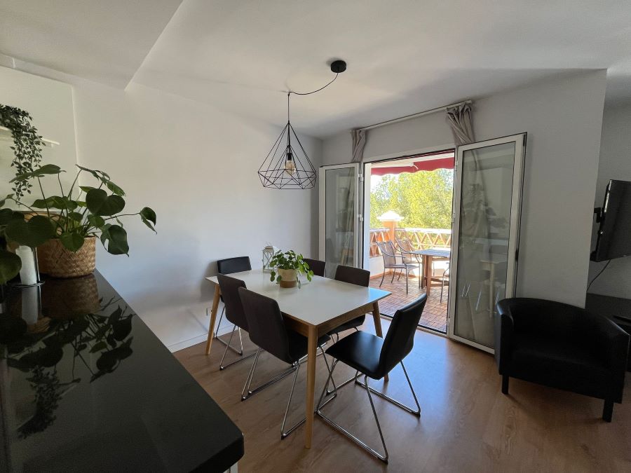 Moderne townhouse met 3 slaapkamers en ruime garage in de populaire wijk Burriana.