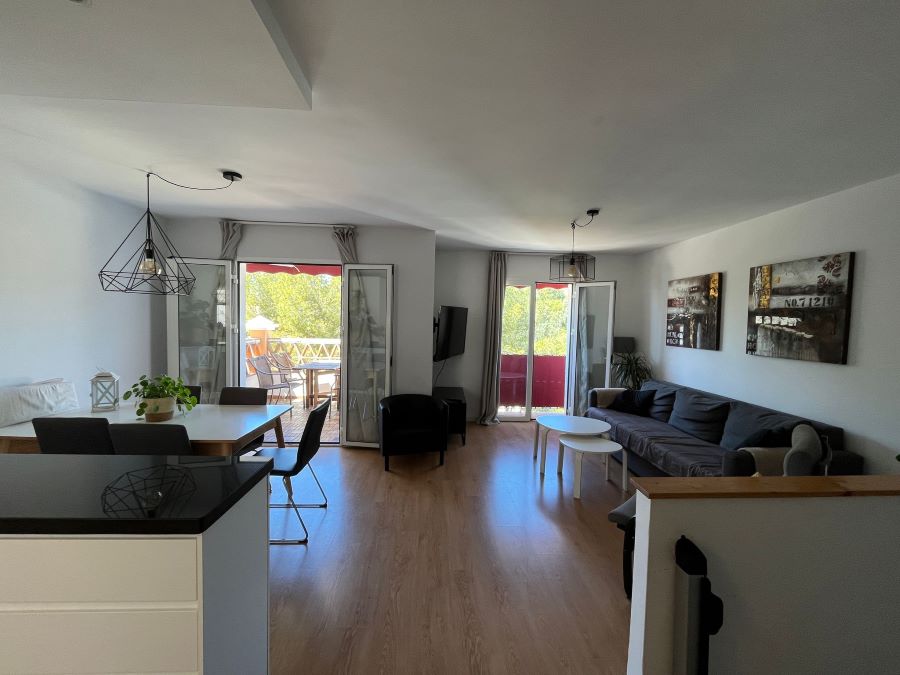 Moderne townhouse met 3 slaapkamers en ruime garage in de populaire wijk Burriana.