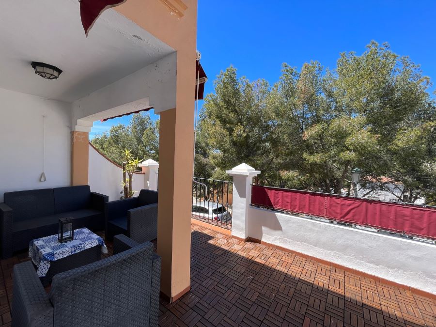 Moderne townhouse met 3 slaapkamers en ruime garage in de populaire wijk Burriana.