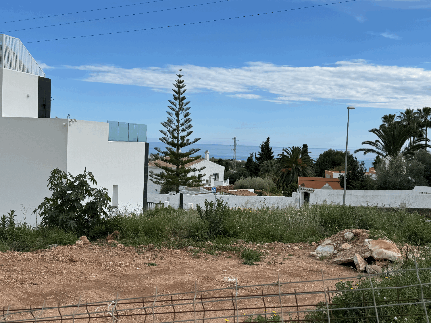 Stor tomt för att bygga en fristående villa 1 km från havet i Nerja
