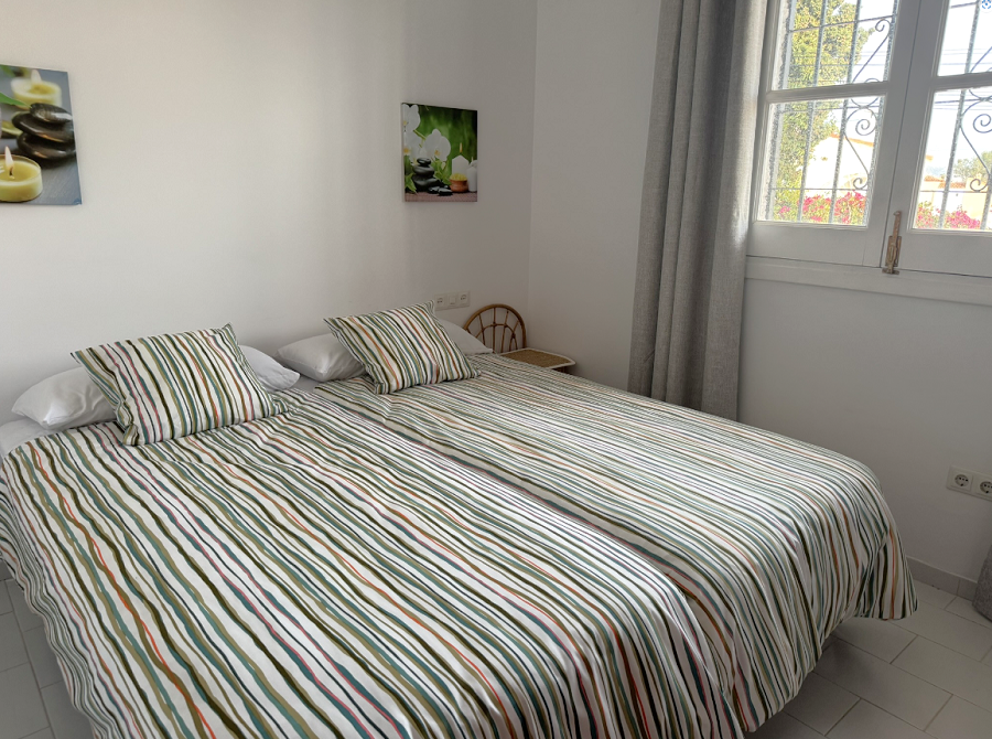 Detta semesterhus har ett perfekt läge inom gångavstånd från Burriana-stranden och Nerjas centrum och har vacker havsutsikt