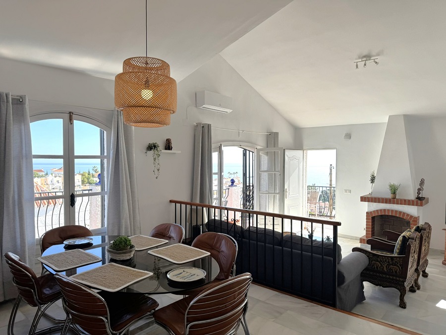 Detta semesterhus har ett perfekt läge inom gångavstånd från Burriana-stranden och Nerjas centrum och har vacker havsutsikt