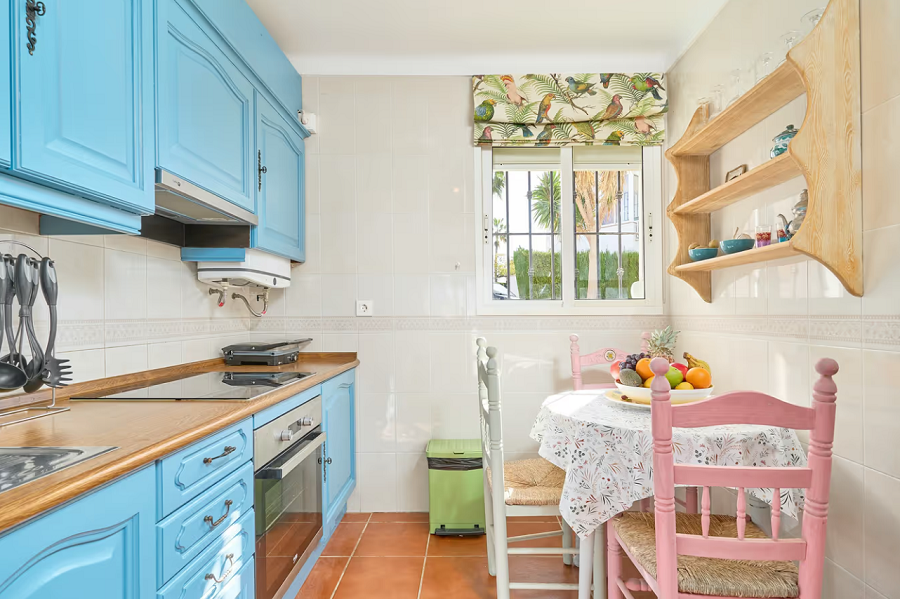 Mooi en licht hoekhuis met uitzicht op zee en 2 slaapkamers in Torrox Park in Torrox met gemeenschappelijk zwembad voor een heerlijke strandvakantie .