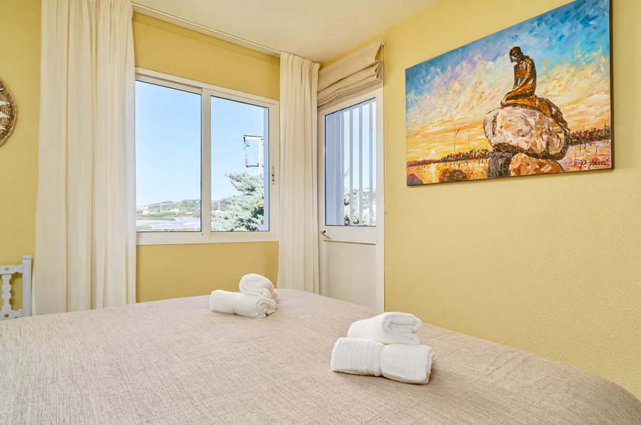 Mooi en licht hoekhuis met uitzicht op zee en 2 slaapkamers in Torrox Park in Torrox met gemeenschappelijk zwembad voor een heerlijke strandvakantie .