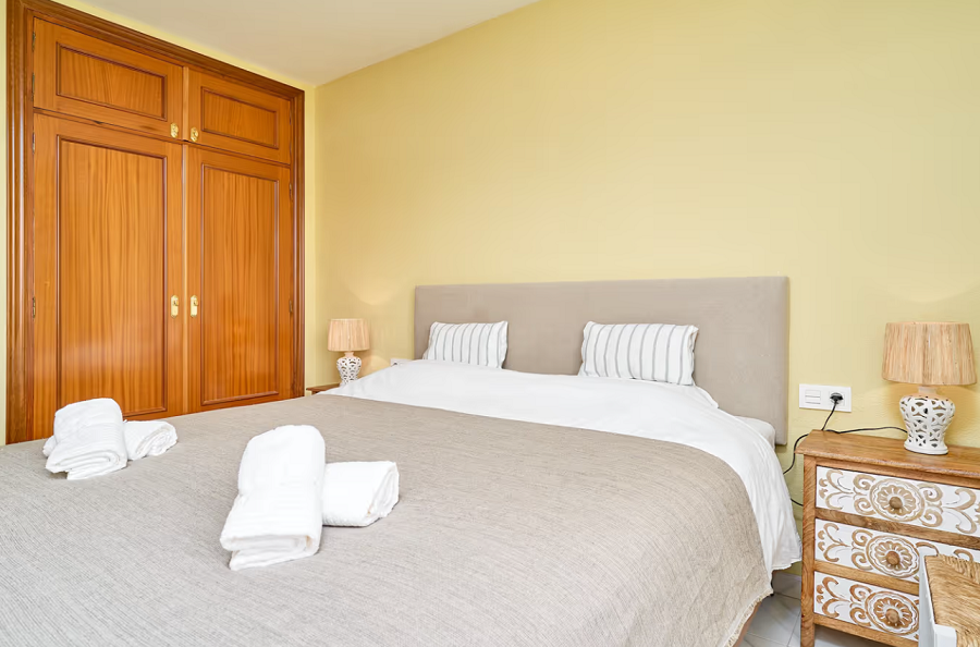 Mooi en licht hoekhuis met uitzicht op zee en 2 slaapkamers in Torrox Park in Torrox met gemeenschappelijk zwembad voor een heerlijke strandvakantie .