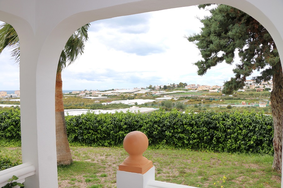 Mooi en licht hoekhuis met uitzicht op zee en 2 slaapkamers in Torrox Park in Torrox met gemeenschappelijk zwembad voor een heerlijke strandvakantie .