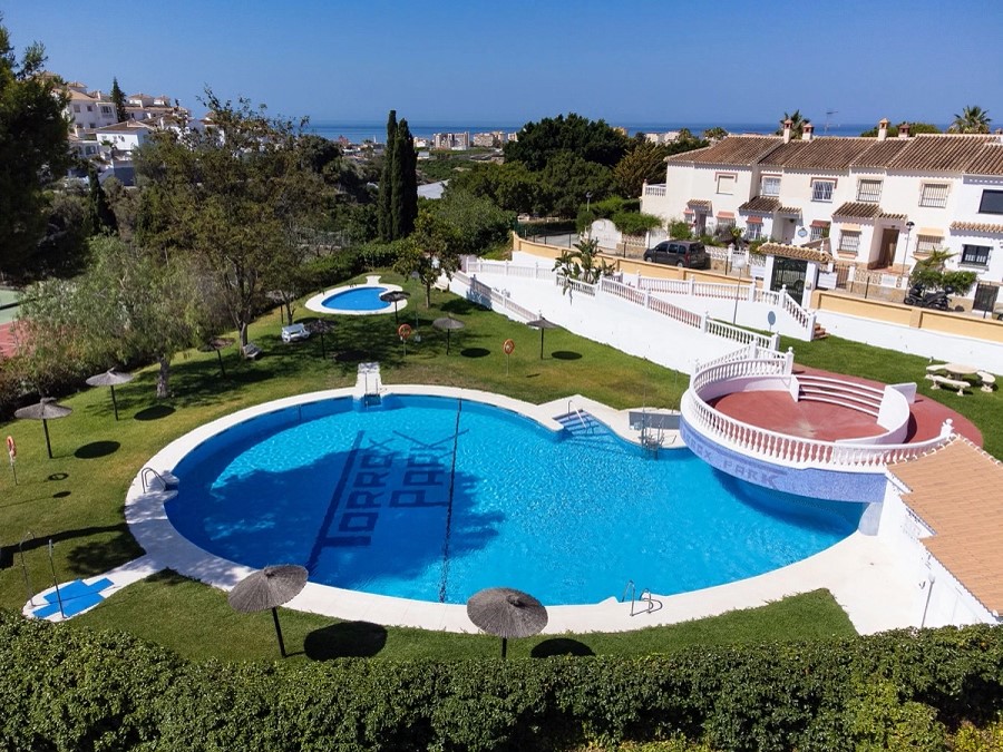 Mooi en licht hoekhuis met uitzicht op zee en 2 slaapkamers in Torrox Park in Torrox met gemeenschappelijk zwembad voor een heerlijke strandvakantie .