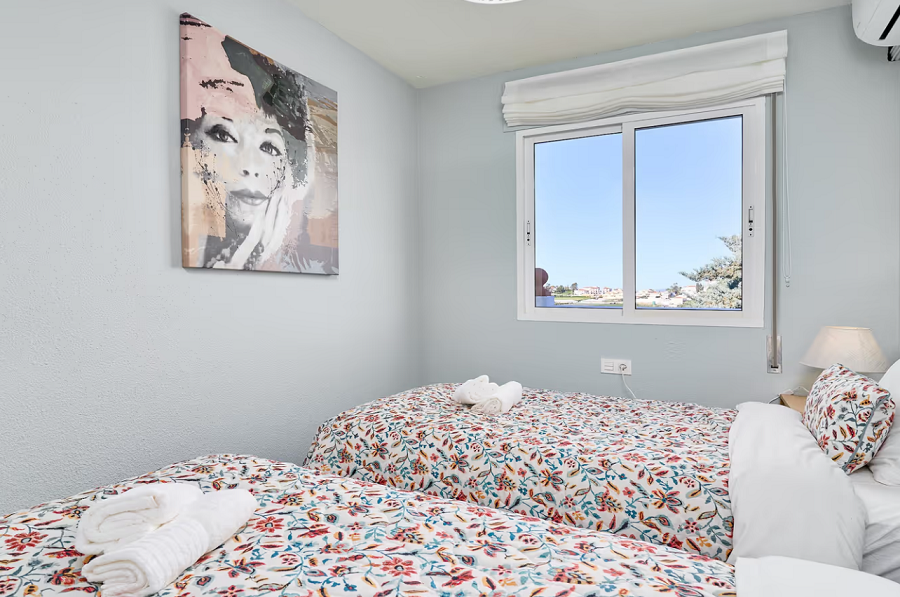 Mooi en licht hoekhuis met uitzicht op zee en 2 slaapkamers in Torrox Park in Torrox met gemeenschappelijk zwembad voor een heerlijke strandvakantie .