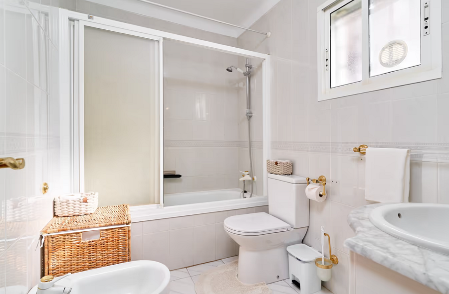 Mooi en licht hoekhuis met uitzicht op zee en 2 slaapkamers in Torrox Park in Torrox met gemeenschappelijk zwembad voor een heerlijke strandvakantie .