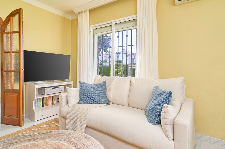 Mooi en licht hoekhuis met uitzicht op zee en 2 slaapkamers in Torrox Park in Torrox met gemeenschappelijk zwembad voor een heerlijke strandvakantie .