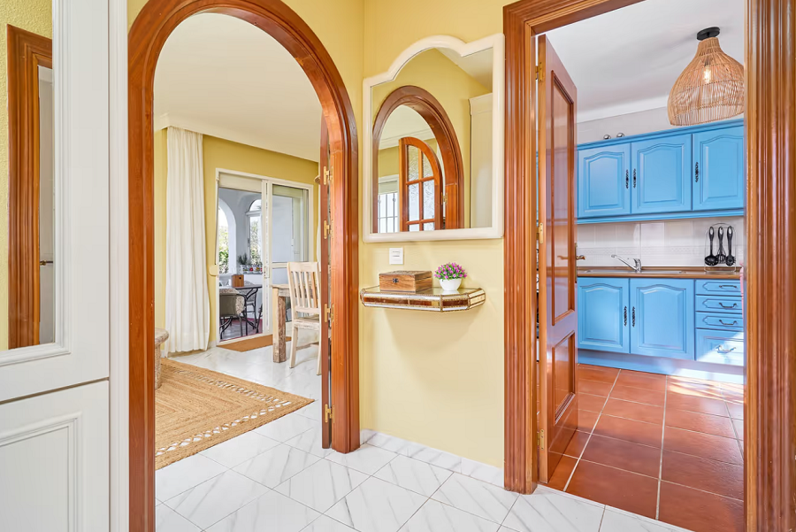 Mooi en licht hoekhuis met uitzicht op zee en 2 slaapkamers in Torrox Park in Torrox met gemeenschappelijk zwembad voor een heerlijke strandvakantie .