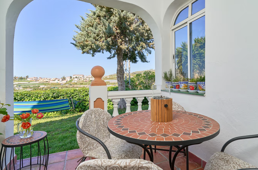 Mooi en licht hoekhuis met uitzicht op zee en 2 slaapkamers in Torrox Park in Torrox met gemeenschappelijk zwembad voor een heerlijke strandvakantie .