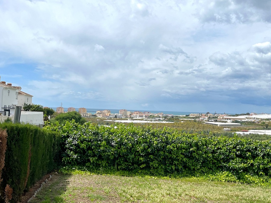 Mooi en licht hoekhuis met uitzicht op zee en 2 slaapkamers in Torrox Park in Torrox met gemeenschappelijk zwembad voor een heerlijke strandvakantie .