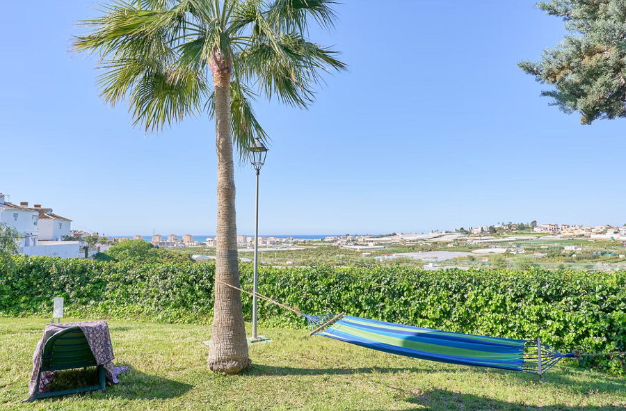 Mooi en licht hoekhuis met uitzicht op zee en 2 slaapkamers in Torrox Park in Torrox met gemeenschappelijk zwembad voor een heerlijke strandvakantie .