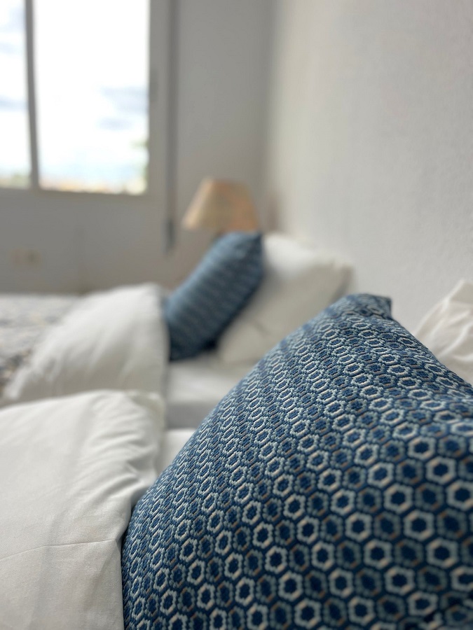 Mooi en licht hoekhuis met uitzicht op zee en 2 slaapkamers in Torrox Park in Torrox met gemeenschappelijk zwembad voor een heerlijke strandvakantie .