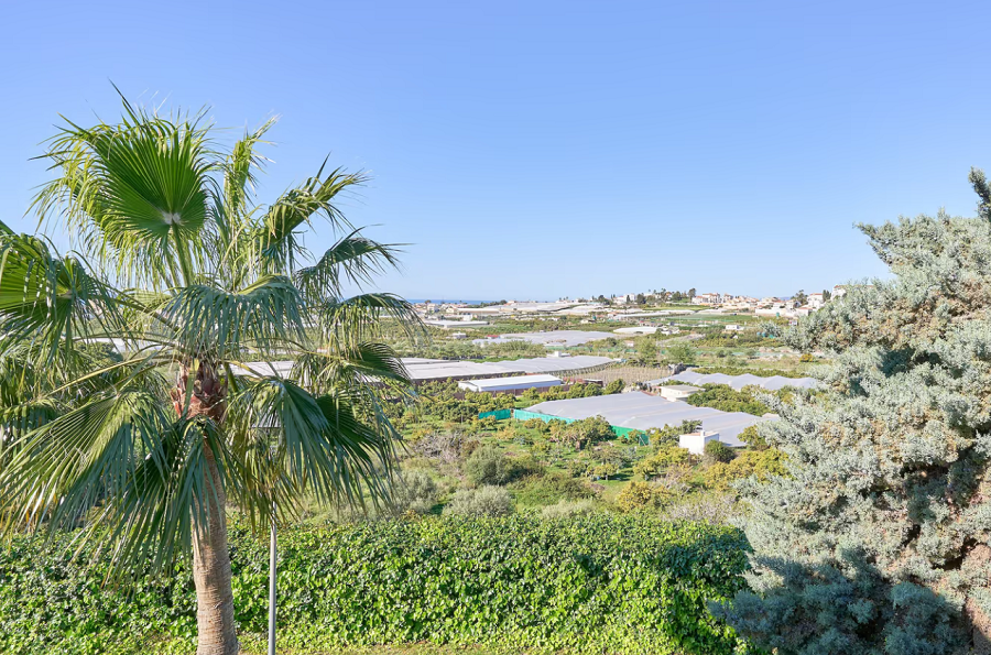 Mooi en licht hoekhuis met uitzicht op zee en 2 slaapkamers in Torrox Park in Torrox met gemeenschappelijk zwembad voor een heerlijke strandvakantie .