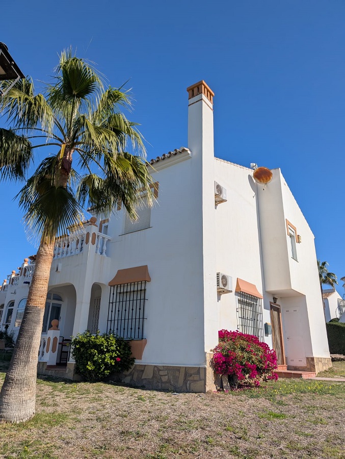 Mooi en licht hoekhuis met uitzicht op zee en 2 slaapkamers in Torrox Park in Torrox met gemeenschappelijk zwembad voor een heerlijke strandvakantie .