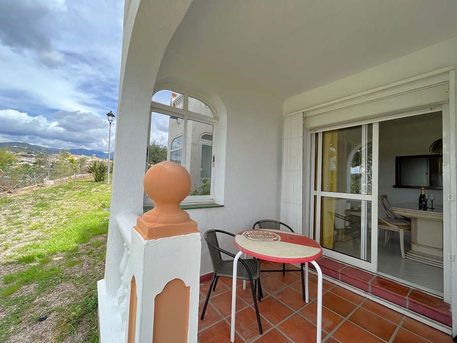 Mooi en licht hoekhuis met uitzicht op zee en 2 slaapkamers in Torrox Park in Torrox met gemeenschappelijk zwembad voor een heerlijke strandvakantie .