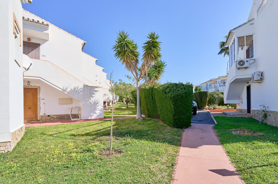 Mooi en licht hoekhuis met uitzicht op zee en 2 slaapkamers in Torrox Park in Torrox met gemeenschappelijk zwembad voor een heerlijke strandvakantie .