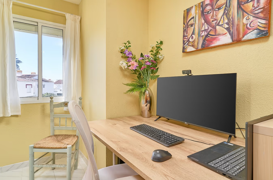 Mooi en licht hoekhuis met uitzicht op zee en 2 slaapkamers in Torrox Park in Torrox met gemeenschappelijk zwembad voor een heerlijke strandvakantie .