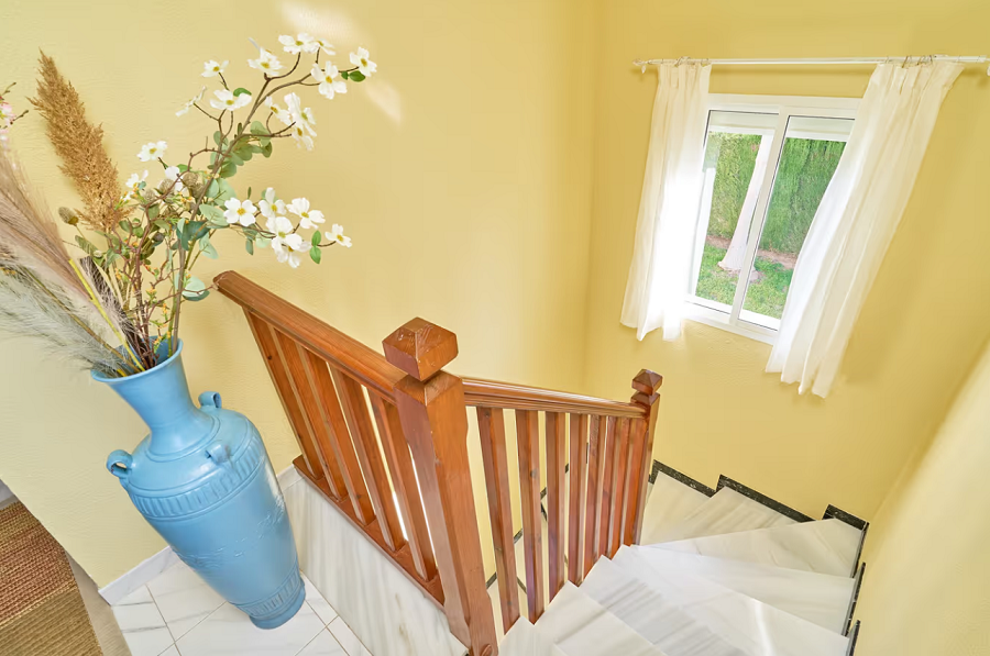 Mooi en licht hoekhuis met uitzicht op zee en 2 slaapkamers in Torrox Park in Torrox met gemeenschappelijk zwembad voor een heerlijke strandvakantie .