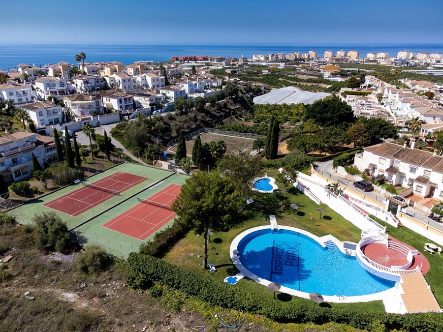 Mooi en licht hoekhuis met uitzicht op zee en 2 slaapkamers in Torrox Park in Torrox met gemeenschappelijk zwembad voor een heerlijke strandvakantie .