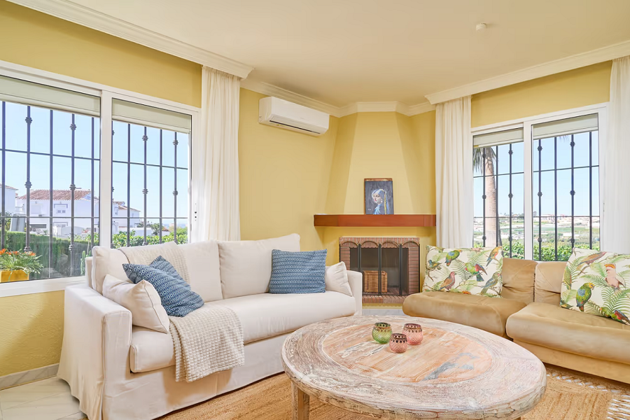 Mooi en licht hoekhuis met uitzicht op zee en 2 slaapkamers in Torrox Park in Torrox met gemeenschappelijk zwembad voor een heerlijke strandvakantie .