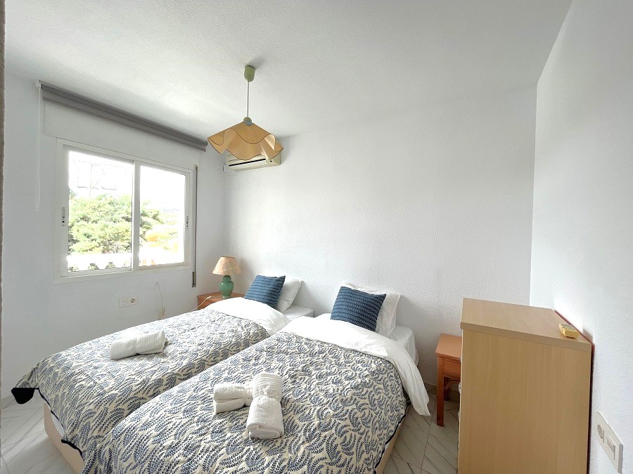 Mooi en licht hoekhuis met uitzicht op zee en 2 slaapkamers in Torrox Park in Torrox met gemeenschappelijk zwembad voor een heerlijke strandvakantie .