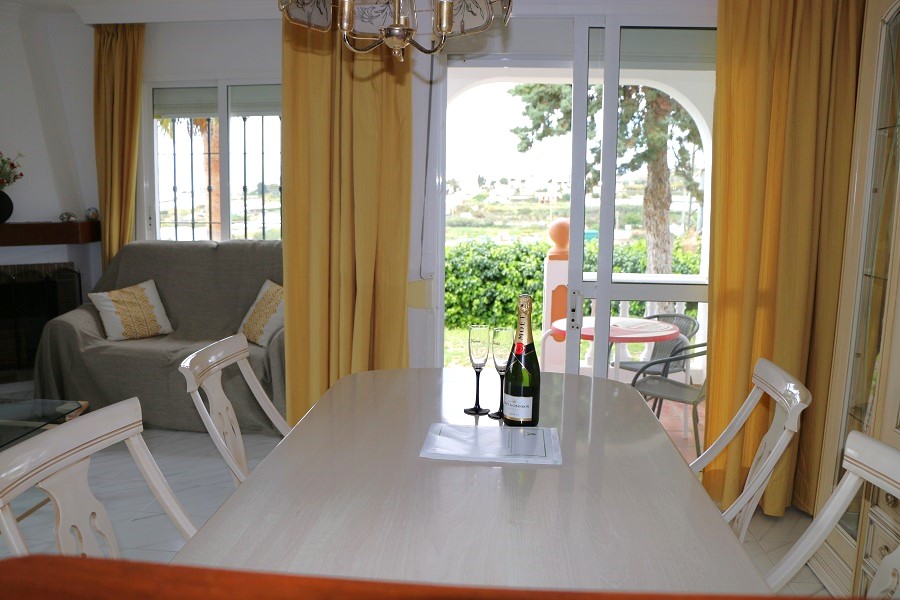 Mooi en licht hoekhuis met uitzicht op zee en 2 slaapkamers in Torrox Park in Torrox met gemeenschappelijk zwembad voor een heerlijke strandvakantie .