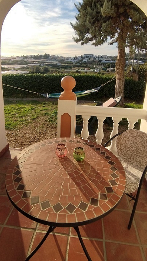 Smukt og lyst hjørnehus med havudsigt og 2 soveværelser i Torrox Park i Torrox med fælles pool til en vidunderlig badeferie.