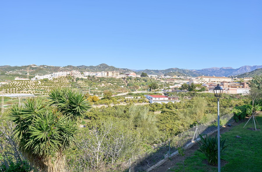 Mooi en licht hoekhuis met uitzicht op zee en 2 slaapkamers in Torrox Park in Torrox met gemeenschappelijk zwembad voor een heerlijke strandvakantie .