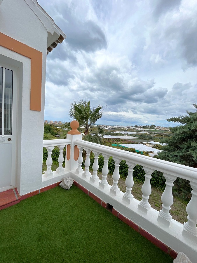 Mooi en licht hoekhuis met uitzicht op zee en 2 slaapkamers in Torrox Park in Torrox met gemeenschappelijk zwembad voor een heerlijke strandvakantie .