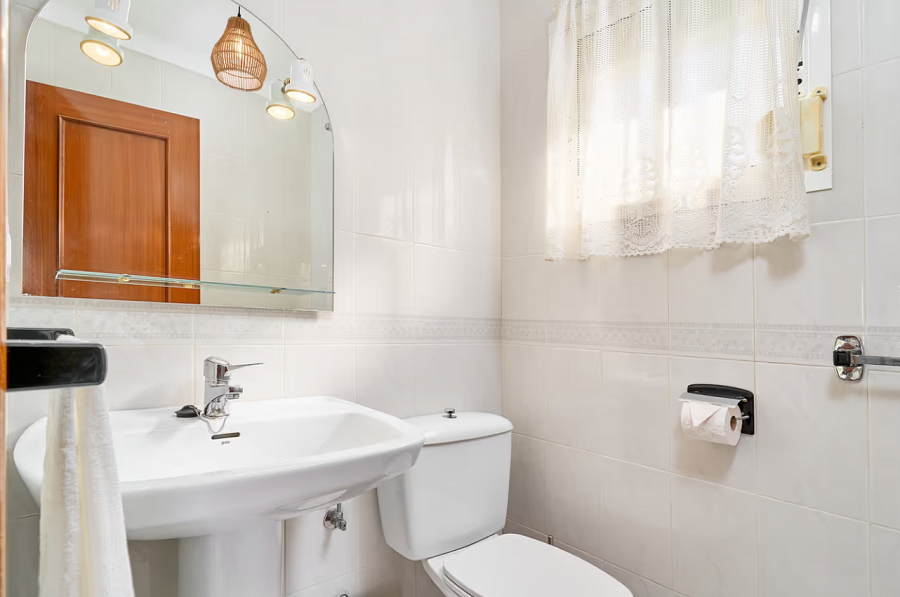 Mooi en licht hoekhuis met uitzicht op zee en 2 slaapkamers in Torrox Park in Torrox met gemeenschappelijk zwembad voor een heerlijke strandvakantie .