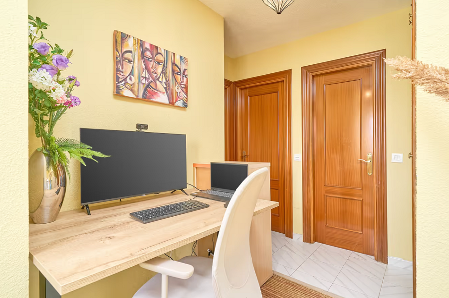 Mooi en licht hoekhuis met uitzicht op zee en 2 slaapkamers in Torrox Park in Torrox met gemeenschappelijk zwembad voor een heerlijke strandvakantie .