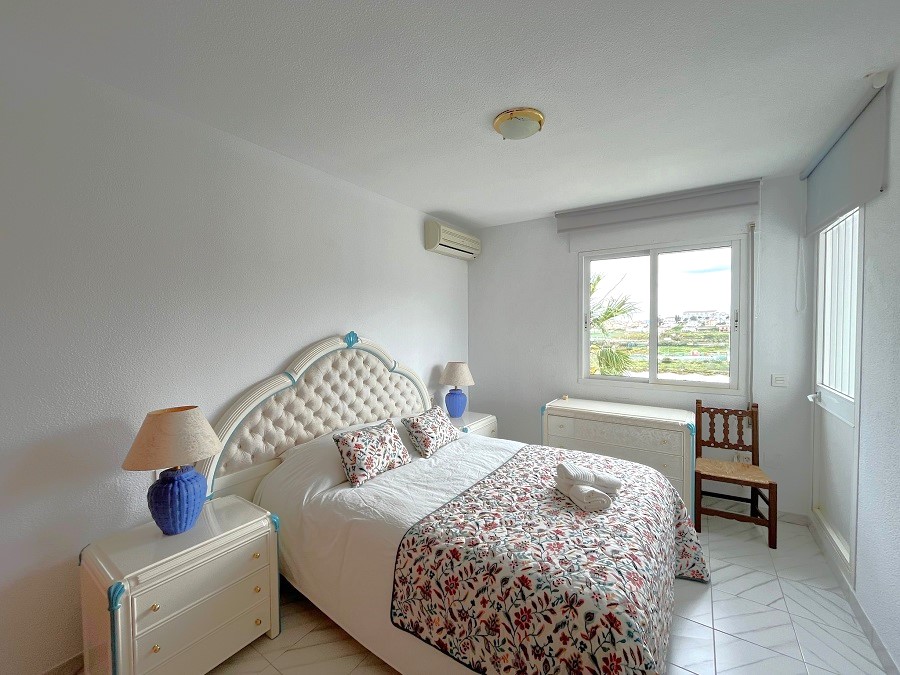 Mooi en licht hoekhuis met uitzicht op zee en 2 slaapkamers in Torrox Park in Torrox met gemeenschappelijk zwembad voor een heerlijke strandvakantie .