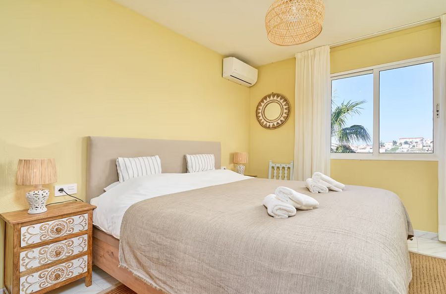 Mooi en licht hoekhuis met uitzicht op zee en 2 slaapkamers in Torrox Park in Torrox met gemeenschappelijk zwembad voor een heerlijke strandvakantie .