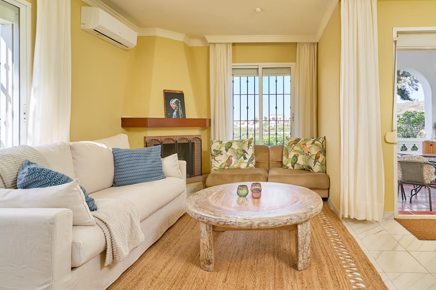 Mooi en licht hoekhuis met uitzicht op zee en 2 slaapkamers in Torrox Park in Torrox met gemeenschappelijk zwembad voor een heerlijke strandvakantie .