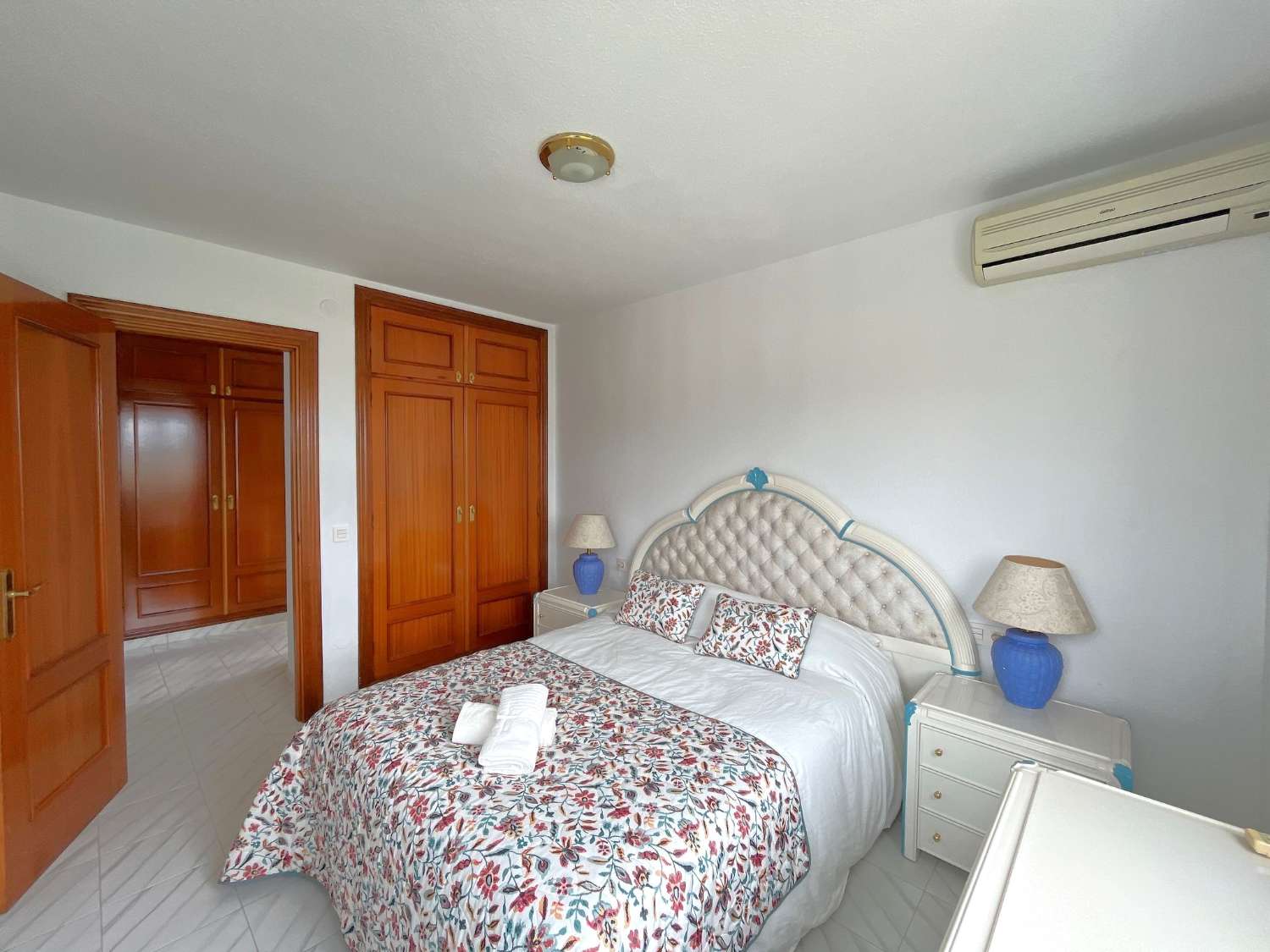 Mooi en licht hoekhuis met uitzicht op zee en 2 slaapkamers in Torrox Park in Torrox met gemeenschappelijk zwembad voor een heerlijke strandvakantie .
