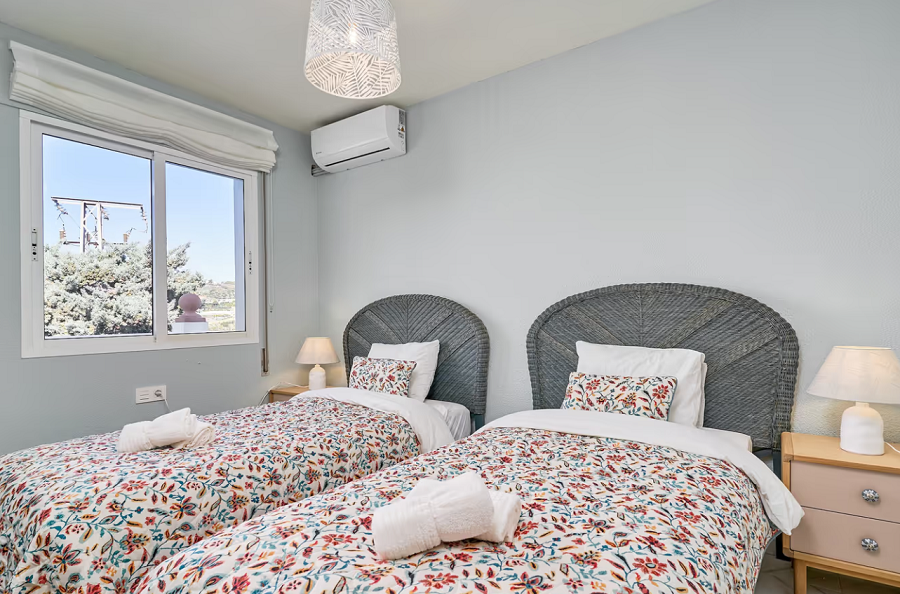 Mooi en licht hoekhuis met uitzicht op zee en 2 slaapkamers in Torrox Park in Torrox met gemeenschappelijk zwembad voor een heerlijke strandvakantie .