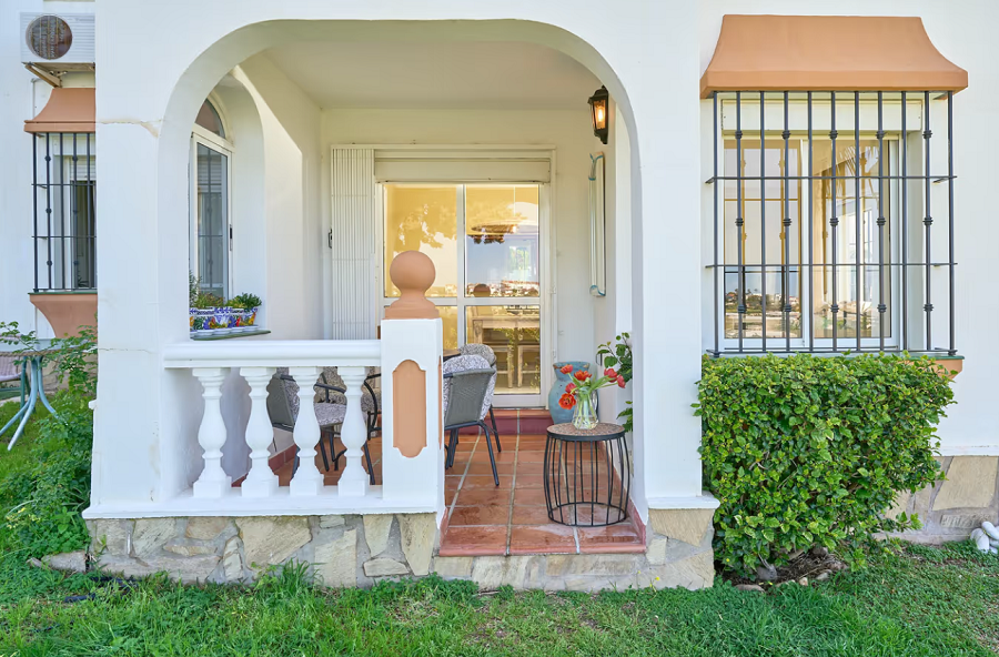 Mooi en licht hoekhuis met uitzicht op zee en 2 slaapkamers in Torrox Park in Torrox met gemeenschappelijk zwembad voor een heerlijke strandvakantie .